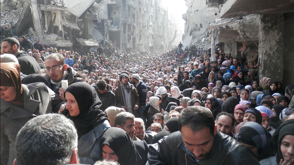 Yarmouk refugee camp queue for food
