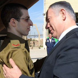 Netanyahu greets Shalit (Reuters)