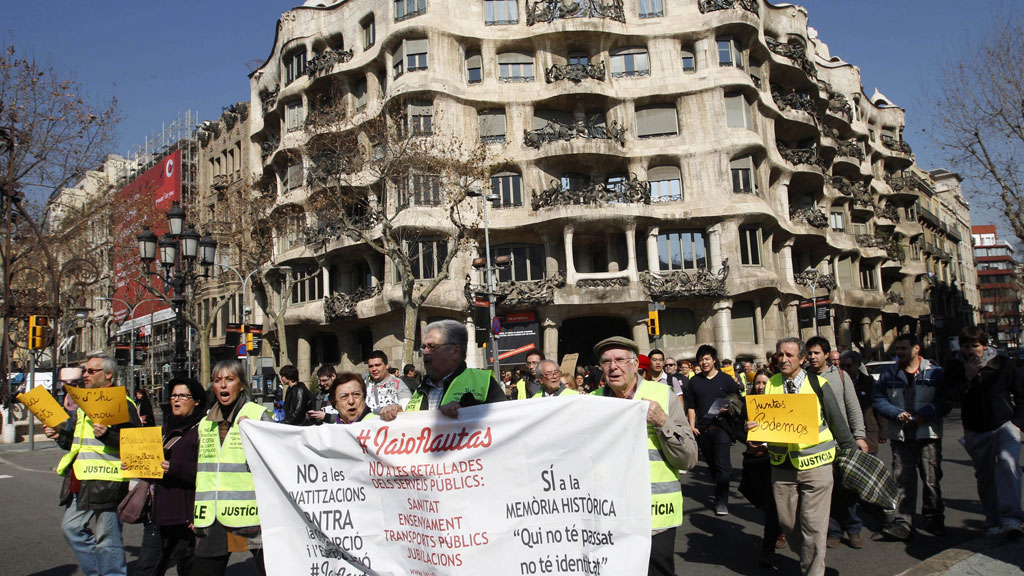 Private depositors flee Spanish banks and Catalonia seeks a 5bn euro bailout, heightening fears of a full country bailout.