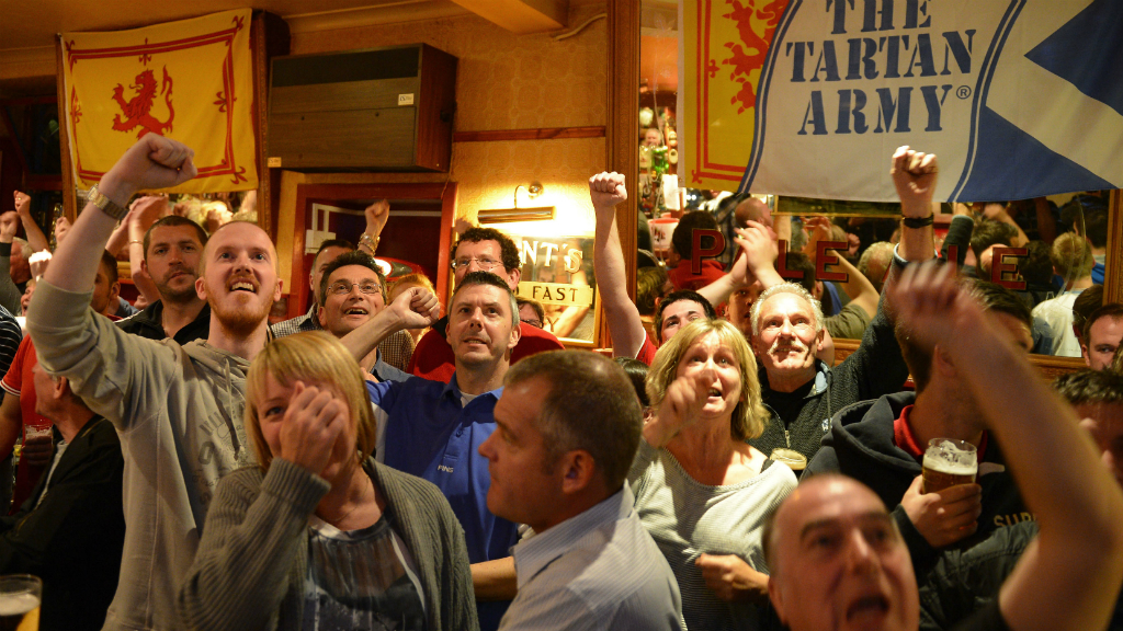 Fans cheer on Andy Murray in pubs across Scotland. (Reuters)