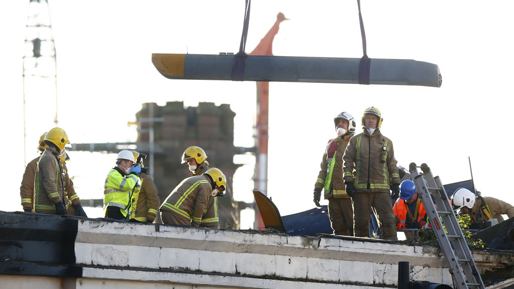 One of the rotor blades is removed on Sunday morning (R)