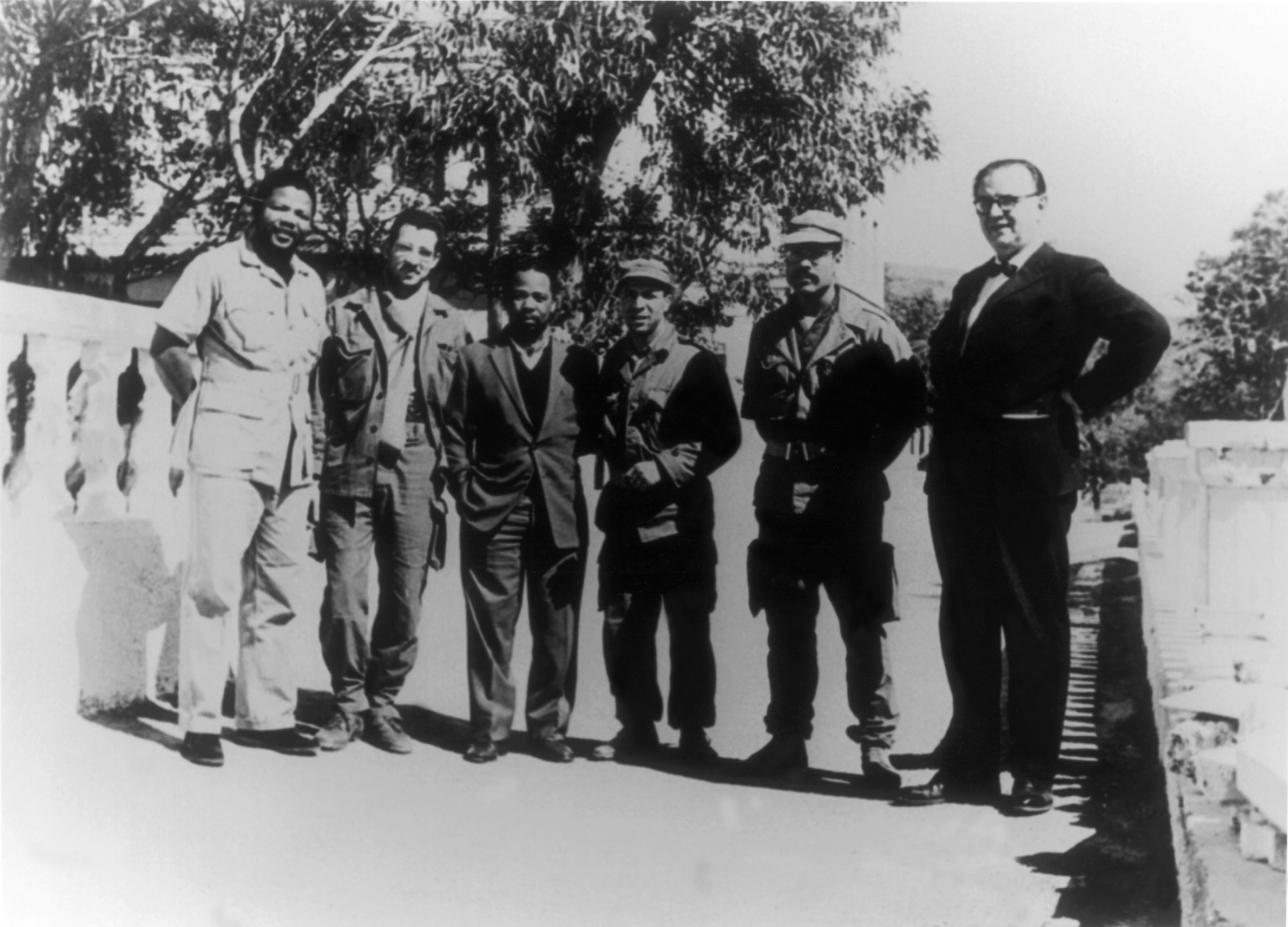 Mandela (left) with Algerian army leaders in 1962