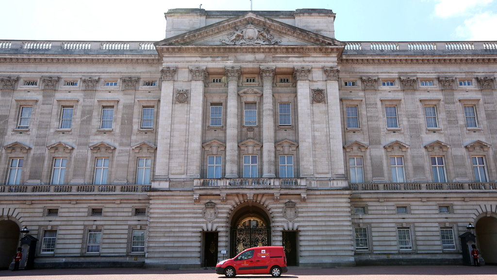  Royal Mail van makes a delivery to Buckingham Palace on July 24, 2013 in London, England (G)