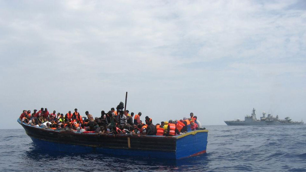 Italian navy rescues migrants (pictures - Italian navy)