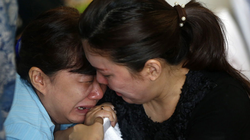 Lost AirAsia plane may have been intact before crash - Channel 4 News