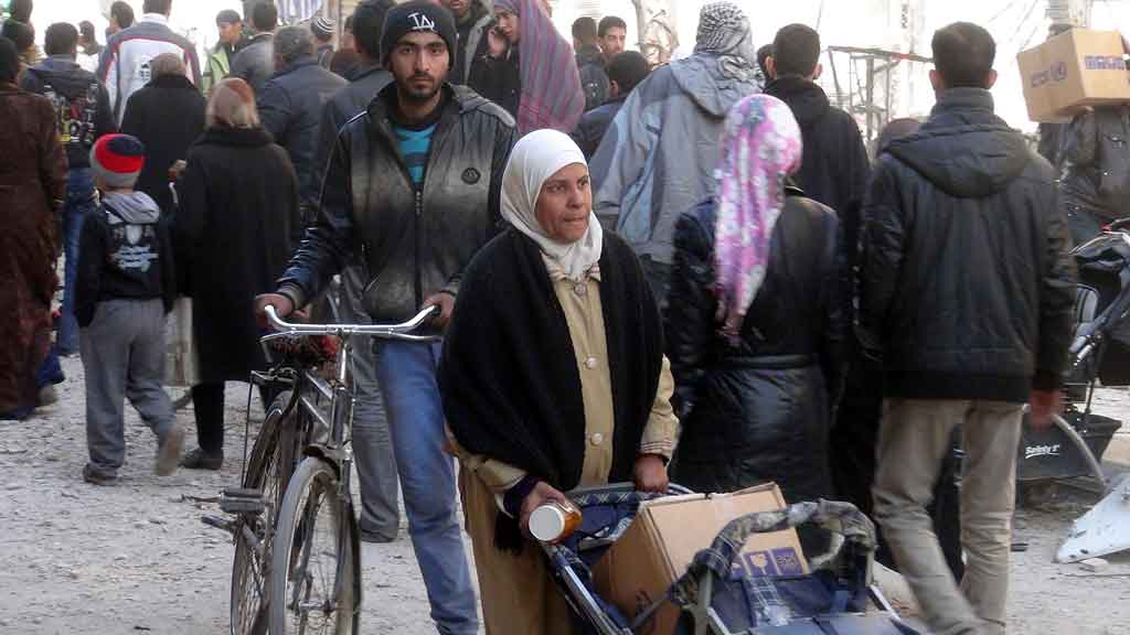 Hundreds of refugees have been evacuated from the Yarmouk camp on the outskirts of Damascus