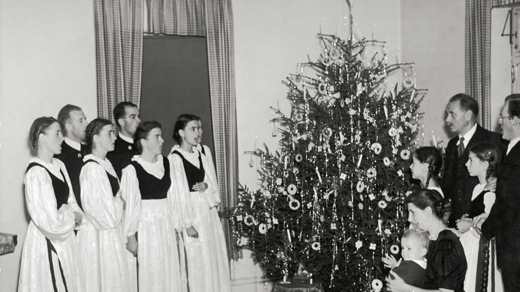 The von Trapp family gather around the Christmas tree in 1941 (g)