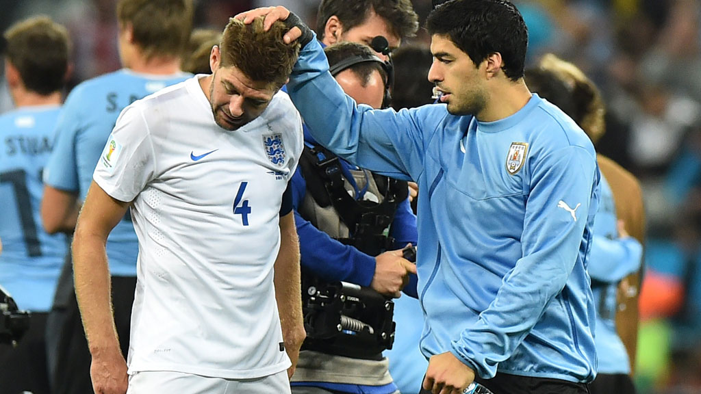 Luis SuÃ¡rez comforts Steven Gerrard after his team beat England 2-1