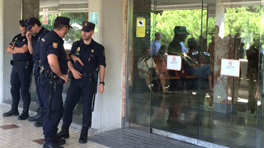 Police guarding the Malaga hospital treating Ashya King (ITN)