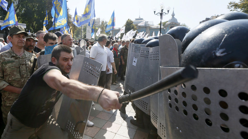 Protesters clash with national guardsmen in Kiev (Reuters)