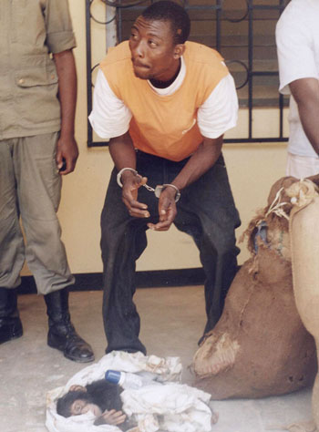 A man is arrested in Cameroon for smuggling a chimp (LAGA)