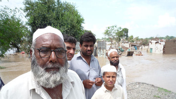 Pakistan floods: Jonathan Miller meets families who have 