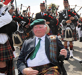D-Day 'Piper Bill' Millin laid to rest - Channel 4 News